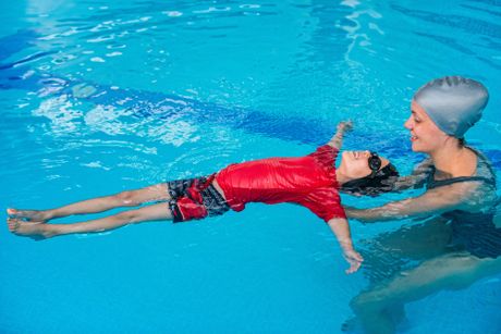 Bazen zatvoreni časovi plivanja instruktorka dečak