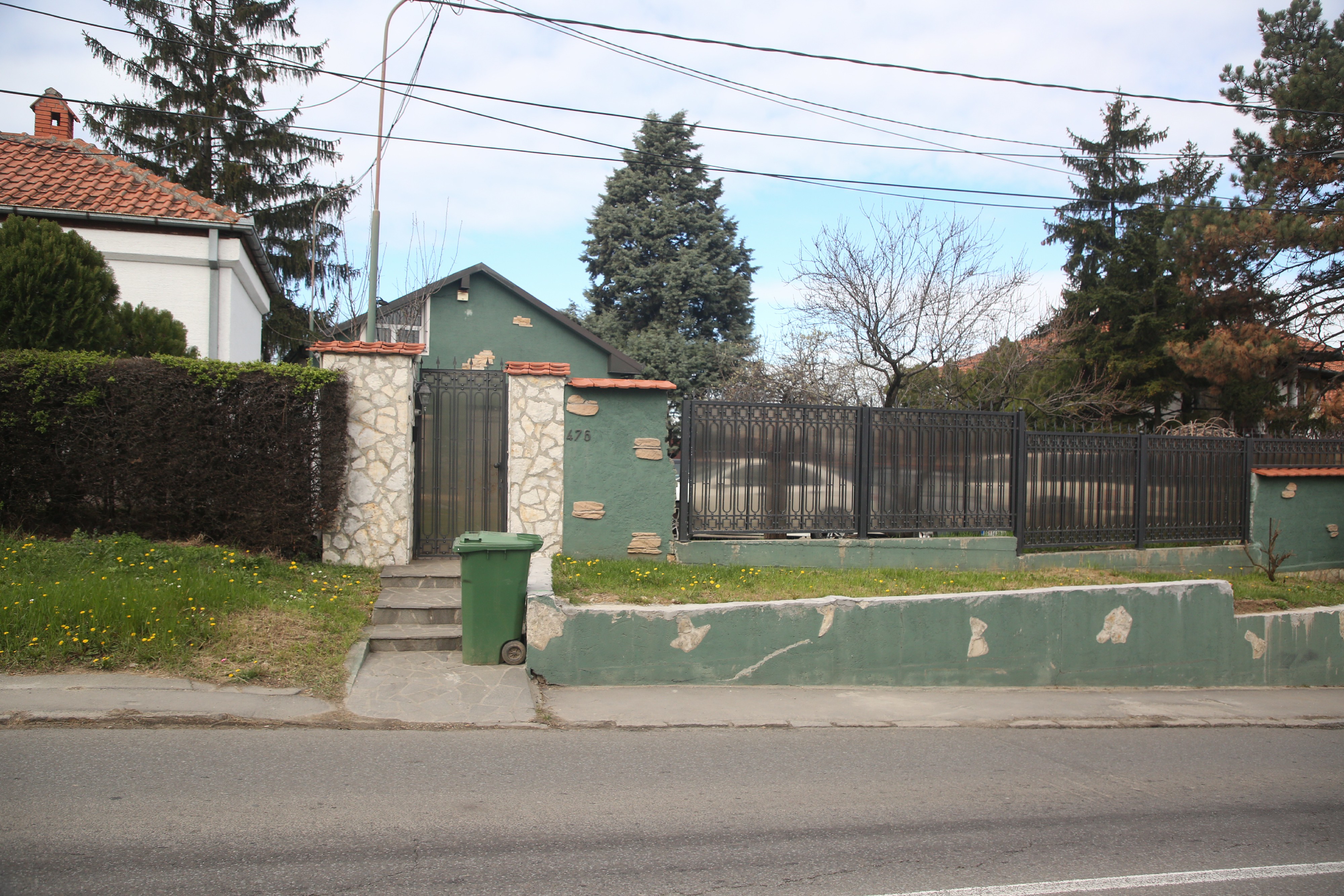 Ovo je kuća u kojoj je živeo Lane Gutović: Ćerka tvrdi da je prevarena za nasledstvo, evo šta su komšije rekle