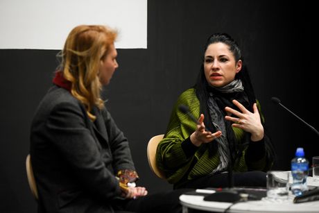 Održan razgovor sa umetnicom Jasminom Cibic povodom prikazivanja filma “Svetionici” u Muzeju savremene umetnosti