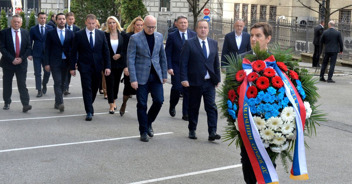 Brnabić i članovi vlade položili vence povodom godišnjice ubistva Zorana Đinđića