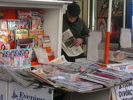Kiosk, Novine, časopis, štampa, čitati, prelistavanje štampe