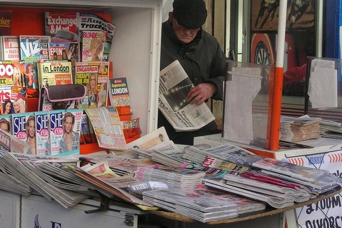 Kiosk, Novine, časopis, štampa, čitati, prelistavanje štampe Kiosk, Novine, časopis, štampa, čitati, prelistavanje štampe