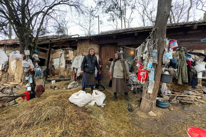 Sestre Roska i Mika spavaju sa ovcama, Dimitrovgrad