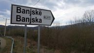 Prefarbane dvojezične table na putu Kosovska Mitrovica - Jarinje
