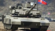 Kim Džong Un provozao novi tenk: Pogledajte fotografije sa lažne borbe