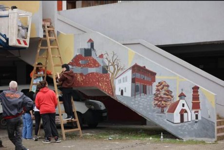 Učenici Umetničke škole oslikali zid Železničke stanice u Užicu