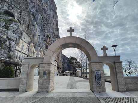 Manastir Ostrog Manastir Ostrog
