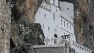 Zemljotres se osetio u Ostrogu, ništa nije oštećeno: Ušli smo u manastir posle potresa