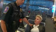 Pijanu je izbacili iz aviona, a ona krenula u napad: Vređala policajce zbog njihove veličine polnih organa