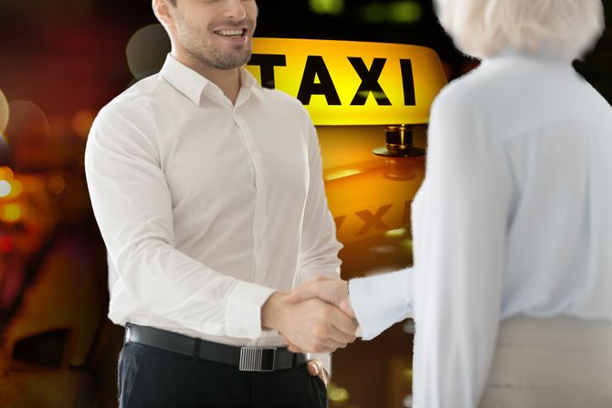 Taksi taksista starija žena rukovanje Taksi taksista starija žena rukovanje