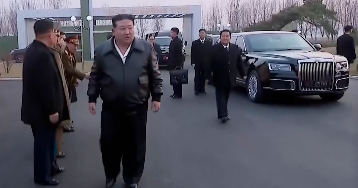 Kim Džong Un se prvi put vozio limuzinom koju mu je poklonio Putin - Vesti - Telegraf.rs