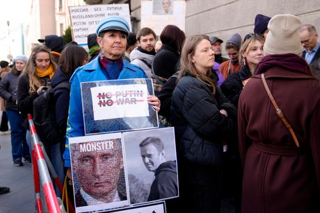 Protest u podne trećeg dana izbora ispred ruskih ambasada i konzulata širom sveta