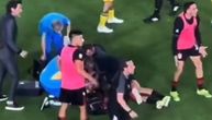 Užas: Fudbaler se srušio na teren tokom meča i krenuo da se trese, hitno je prebačen u bolnicu