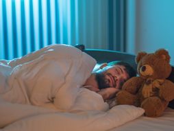 spavanje, plišani meda, čovek i plišani meda, čovek spava