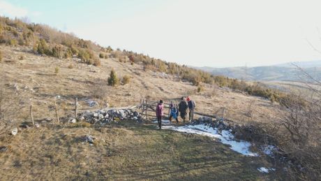 Pešter, majka, deca