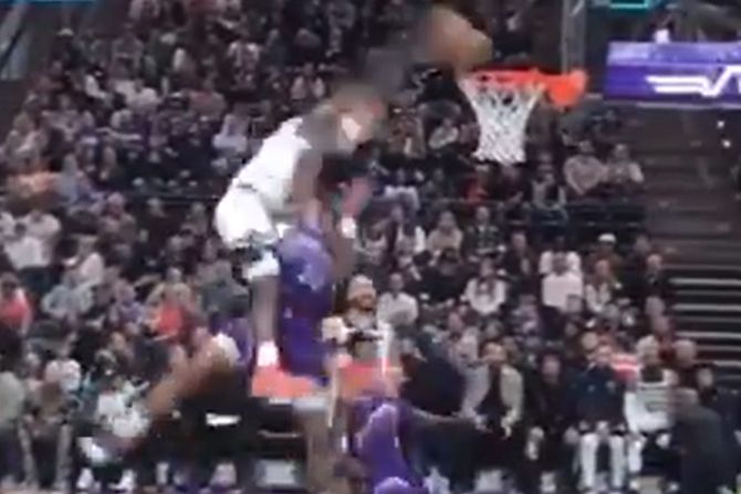 Entoni Edvards zakucava preko Džona Kolinsa Entoni Edvards zakucava preko Džona Kolinsa