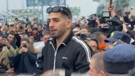 Topurija dočekan u Gruziji kao "narodni heroj": Hiljade ljudi na aerodromu, UFC šampion jedva ušao u auto