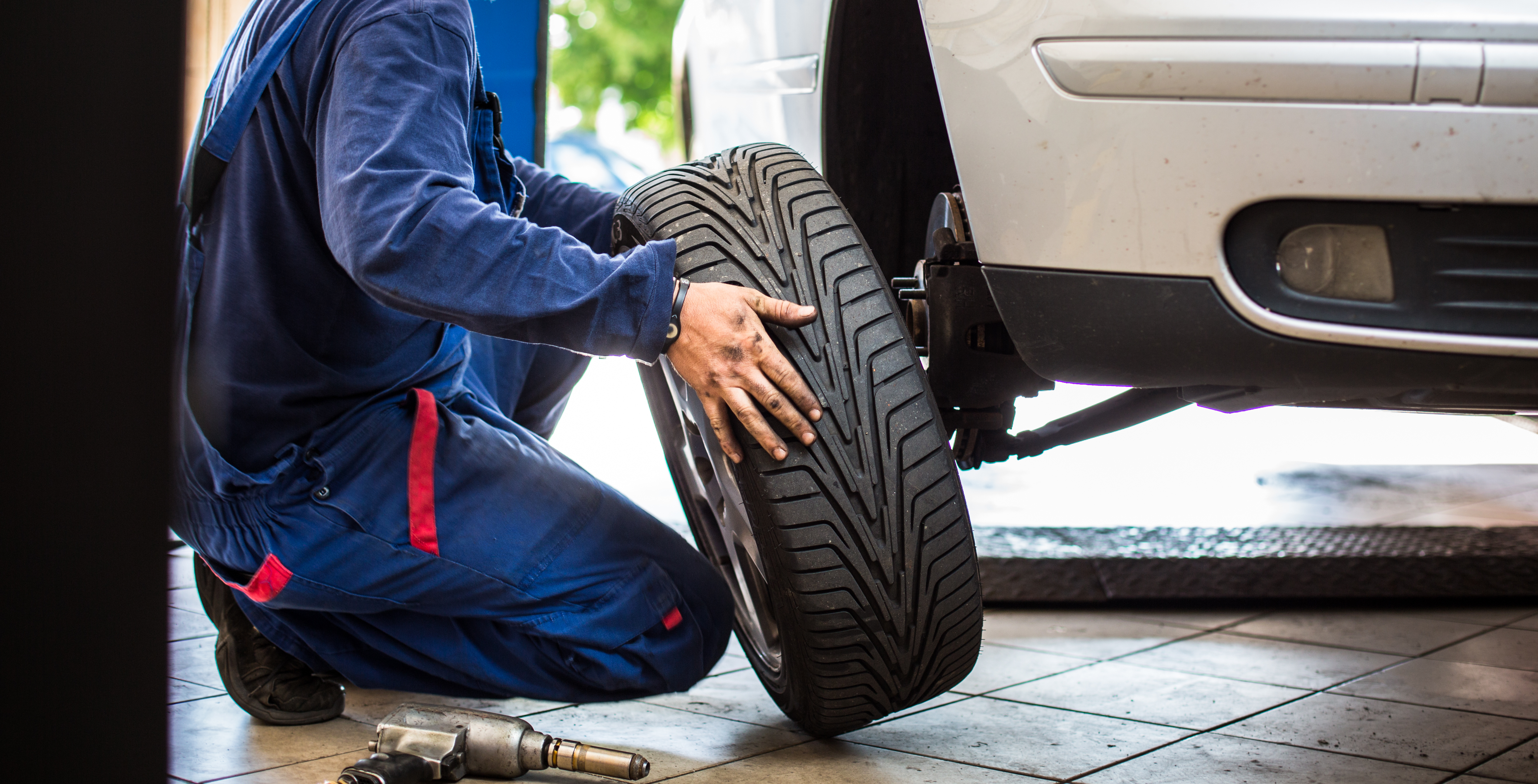 Primetili ste plastičnu flašu pored točka automobila? Ne izlazite iz automobila bez ključa, evo o čemu je reč