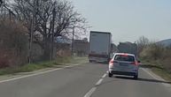 Jeziv snimak preticanja kod Trstenika: Kamion upao u makazice, automobil pukom srećom imao gde da skrene