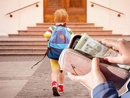 Đak, cena, novac, novcanik, škola. školarac, učenik, dete ide u školu. ranac sa knjigama