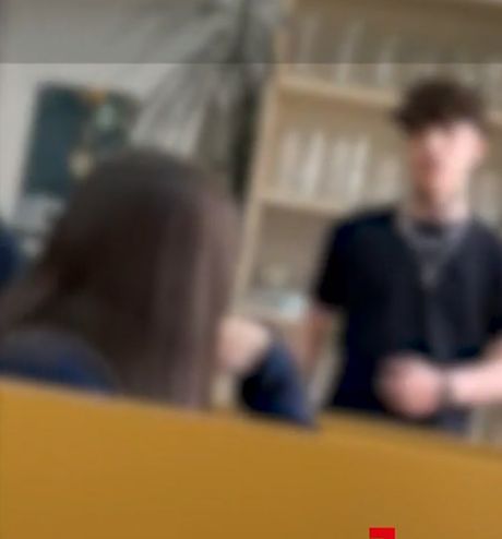 Učenik, Rumunija, napad na nastavnicu Učenik, Rumunija, napad na nastavnicu