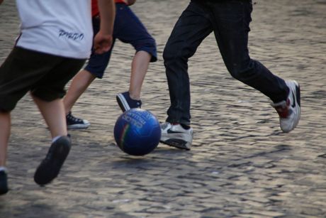 Deca igraju fudbal na ulici
