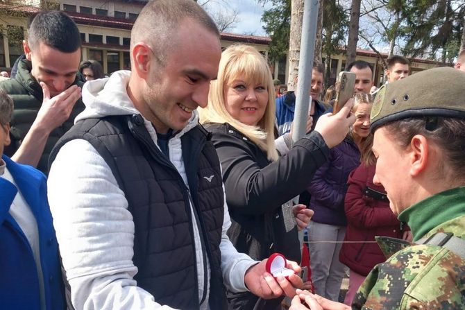 Vojska ljubav Tamaru dečko zaprosio nakon što je položila zakletvu tokom služenja dobrovoljnog vojnog roka