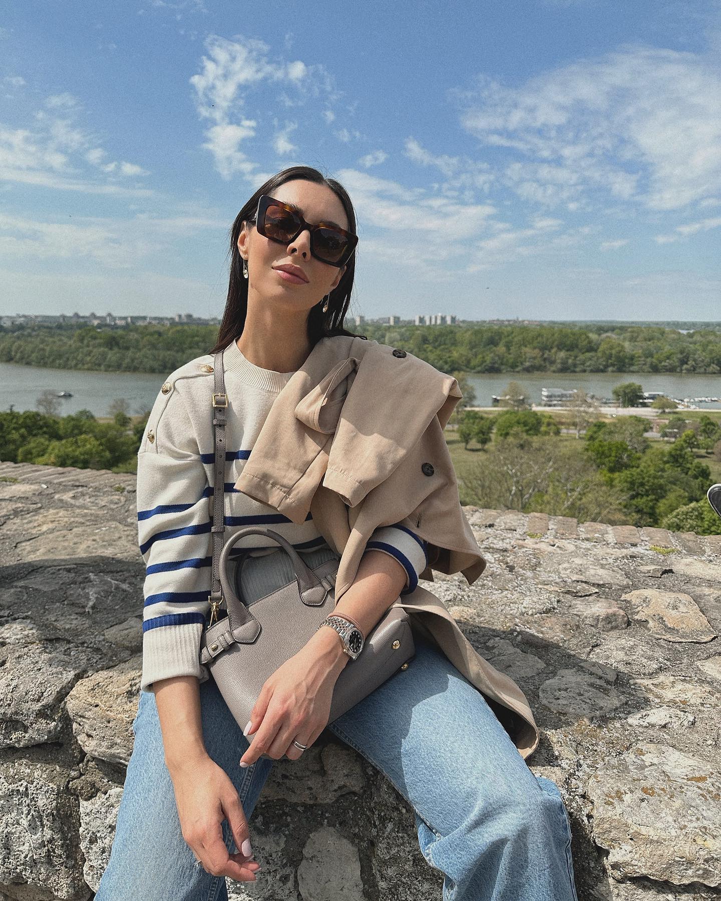 "Ne bih bila s muškarcem koji mesečno zarađuje 1.500€" Pevačica razbesnela izjavom: "Hoću skuplji hotel..."