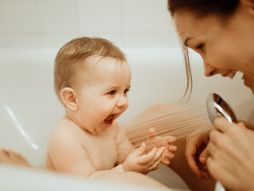 beba, kupanje, kupanje u kadi, tuš kabina