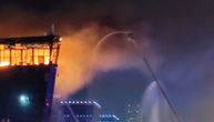 UZNEMIRUJUĆE: Prvi snimak unutrašnjosti hale u Moskvi posle masakra, hitne službe iznose žrtve...