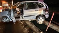 Jezive slike sa lica mesta: Vozač kod Čačka izgubio kontrolu i sleteo sa puta, ovoliko falilo da završi u reci