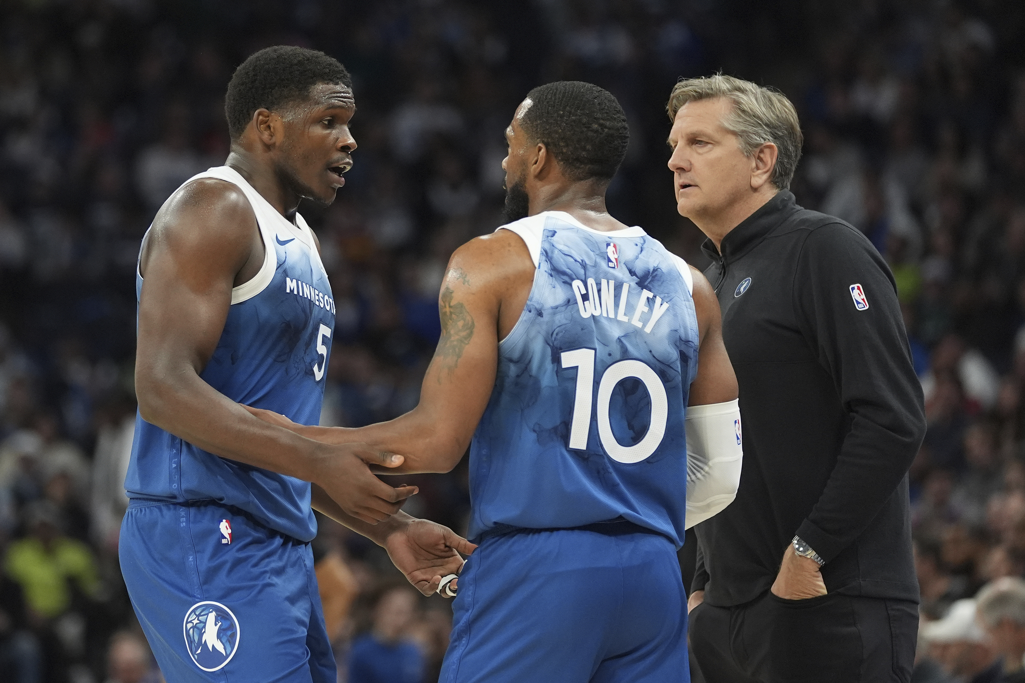 Trener Minesote kuka zbog sudija posle meča sa Denverom: "Marej je imao 16 bacanja, Jokić je radio to isto..."