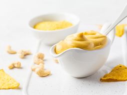 Veganski sirasti sos