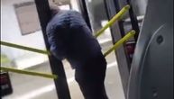 Zapanjuća scena u gradskom prevozu: Muškarac otvorio vrata autobusa, pa iskočio dok je bio u pokretu