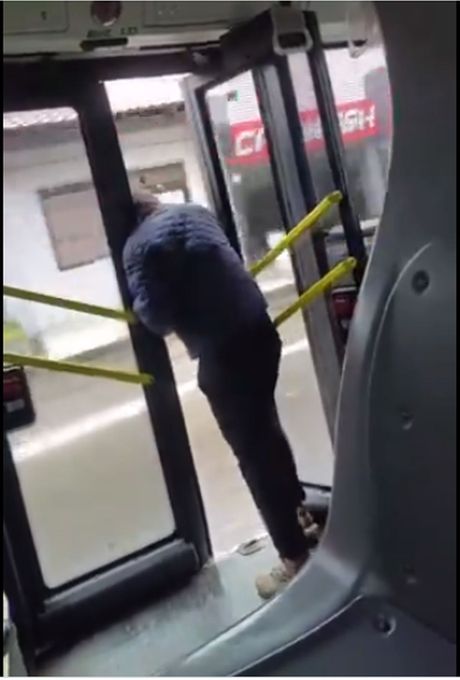 Čovek iskače iz autobusa