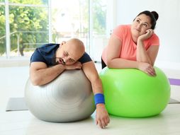 vežbanje, pilates, pilates lopta, trening, treniranje u paru