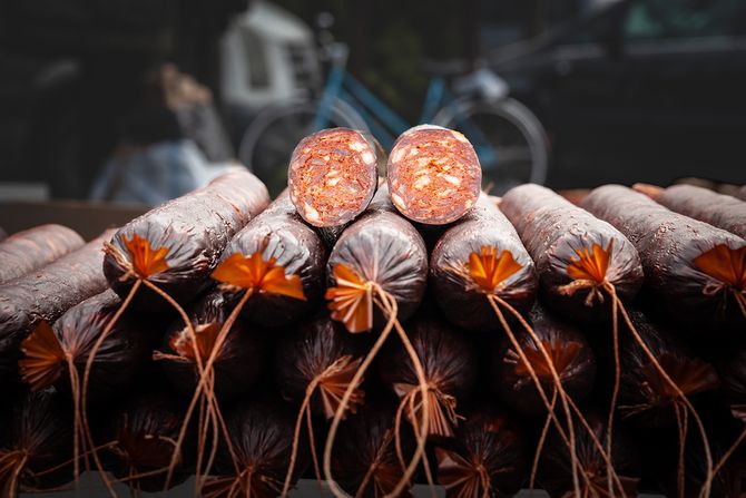 pirotska peglana kobasica i sremski kulen pirotska peglana kobasica i sremski kulen