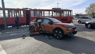Tramvaj se zakucao u ganc nov automobil na Novom Beogradu: Desna strana auta odvaljena