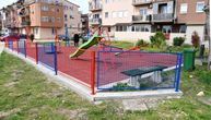 Ograđeno dečije igralište i postavljeni rukohvati na mostu preko kanala u ulici Sutjeska prva u Krnjači