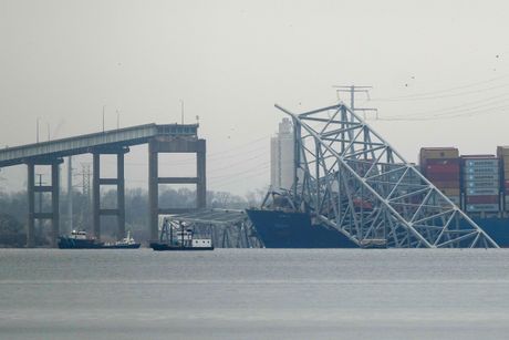 Veliki kontejnerski brod udario u most u Baltimoru i srušio ga