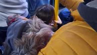 Sramotna slika iz autobusa 95: Sve one koji su sedeli dok je ovo dete stajalo treba da je stid