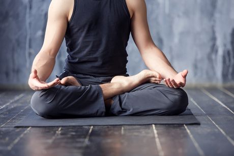 joga, muškarac, muškarac praktikuje jogu, vežbanje