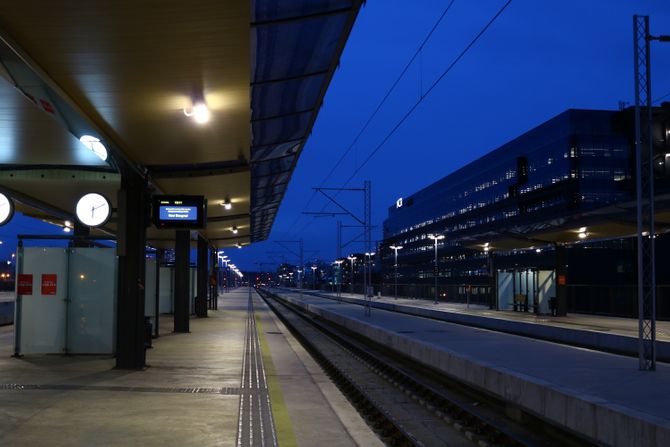 Železnička stanica Novi Beograd u suton