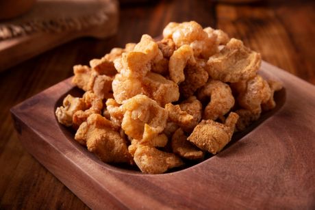 Chicharrones pržena svinjska kora, hrskavi komadići svinjske kože Chicharrones pržena svinjska kora, hrskavi komadići svinjske kože