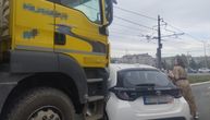 Sudar auta i kamiona na Novom Beogradu: Stvaraju se gužve