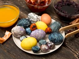 farbanje jaja, uskrs, jaja, jaja bojena u čaju, farbanjem čajem