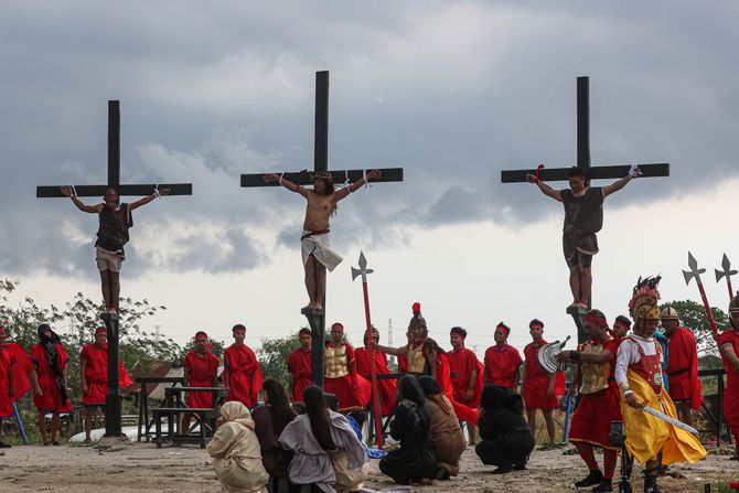 Filipini, muškarci razapeti na krst