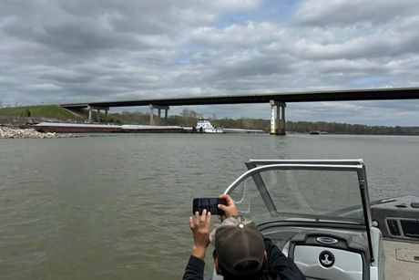 Oklahoma rečna barža udarila u stub mosta preko reke Arkanzas