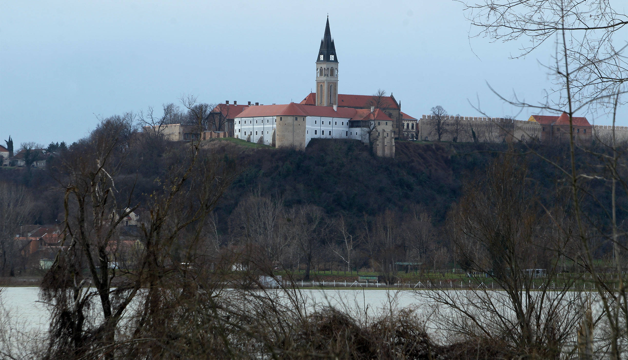 Gust dim i smrad se širi Bačkom Palankom: Požar i dalje bukti na deponiji