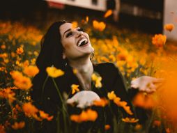 zodijak, astrologija, devojka, smeh, cveće